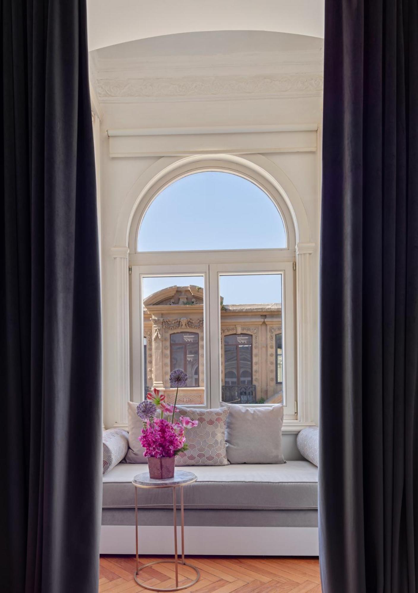 Junior Suite with Istiklal Avenue View,1558349149:JPEG